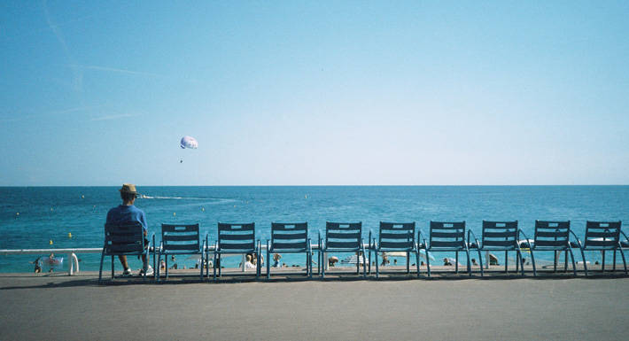 Les célèbres chaises bleues de la promenade des anglais Les célèbres chaises bleues de la promenade des anglais