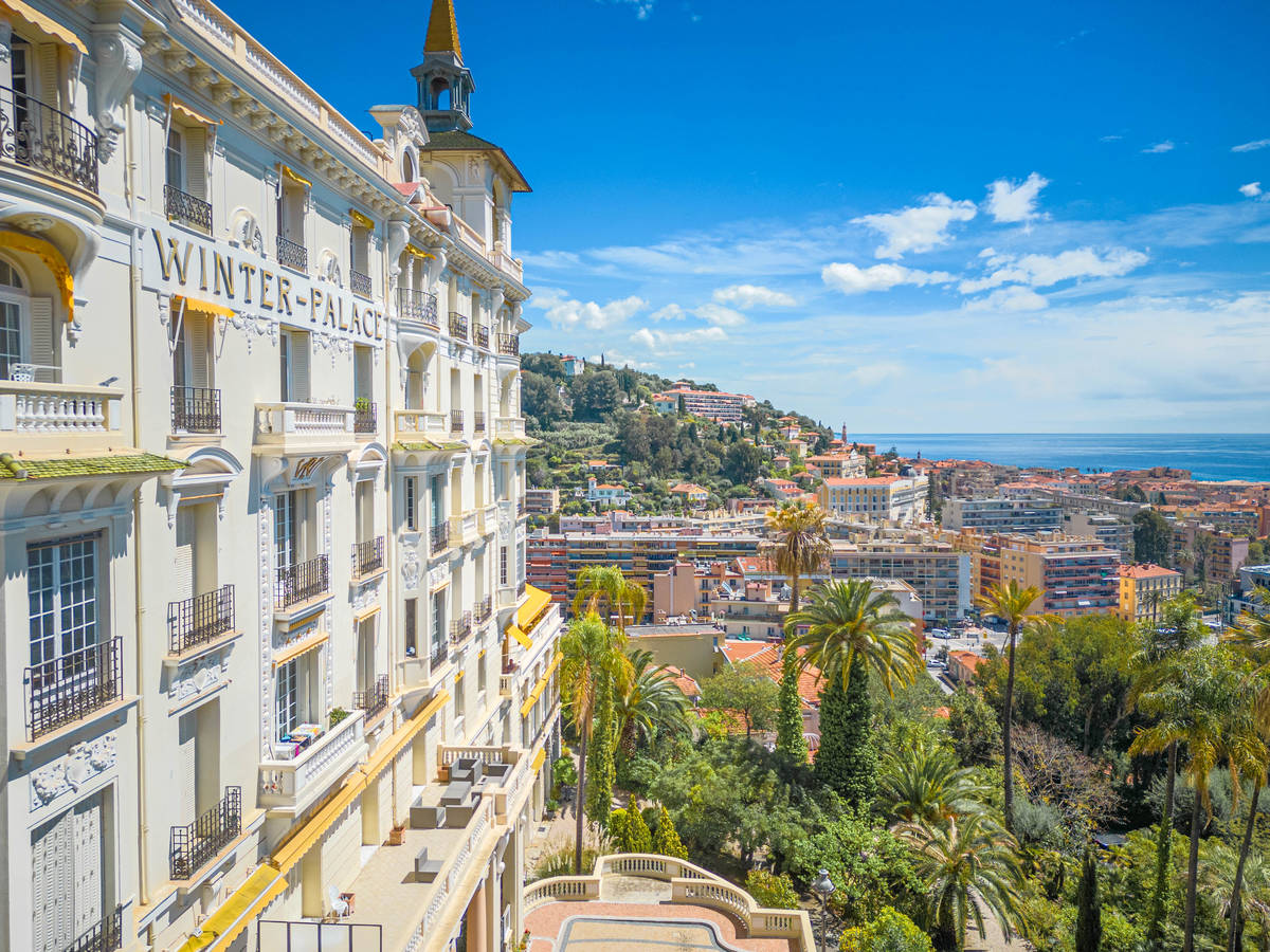 Le Winter Palace et sa vue plongeante sur la ville de Menton et la mer Méditerranée Le Winter Palace et sa vue plongeante sur la ville de Menton et la mer Méditerranée