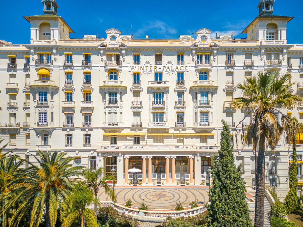 Façade de la résidence du Winter Palace à Menton Façade de la résidence du Winter Palace à Menton