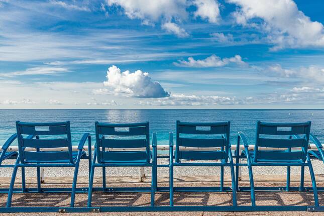 Winter Immobilier - Vista sul mare - Chaises_Bleues_Promenade_des_Anglais2-min-2-min